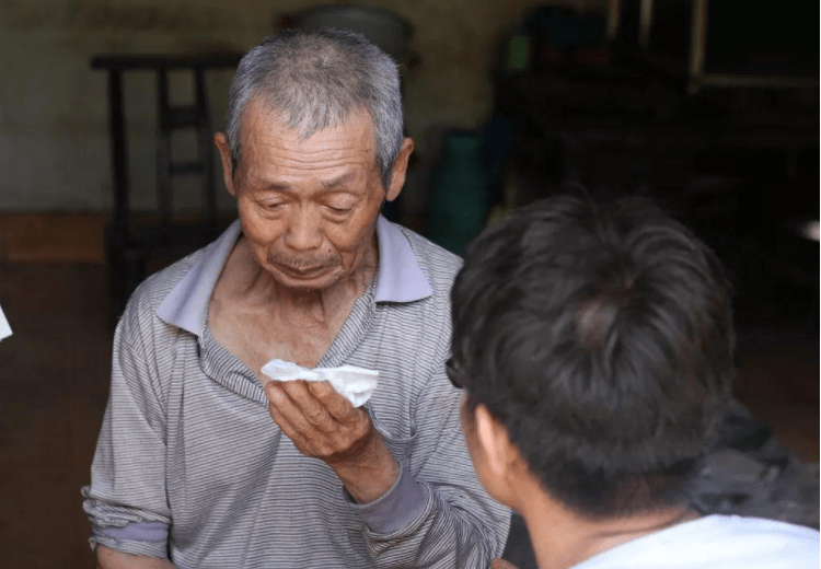 七旬老人哭出了声老太太却笑了一哭一笑道出了夫妻相处之道