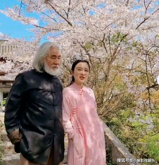 王玎也是下乡的女知青,比张纪中要小两岁,父母都是高干,两个人一见