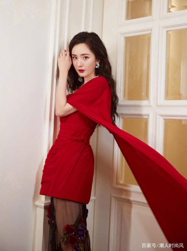 杨幂身穿红色抹胸连衣裙,气质优雅太美了!