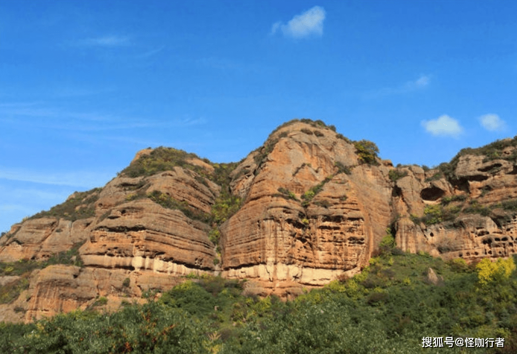 就让小编我带大家领略一个宁夏的小众景区——火石寨.