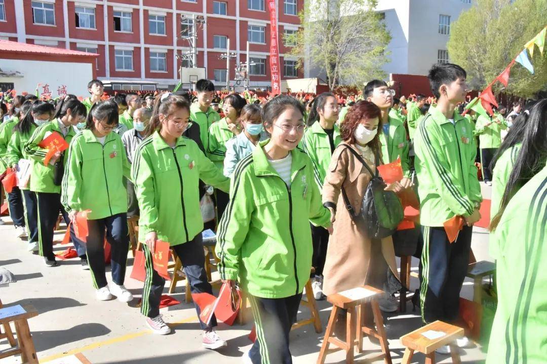 张北德智中学高中学校隆重举行首届高二成人礼暨"5.18