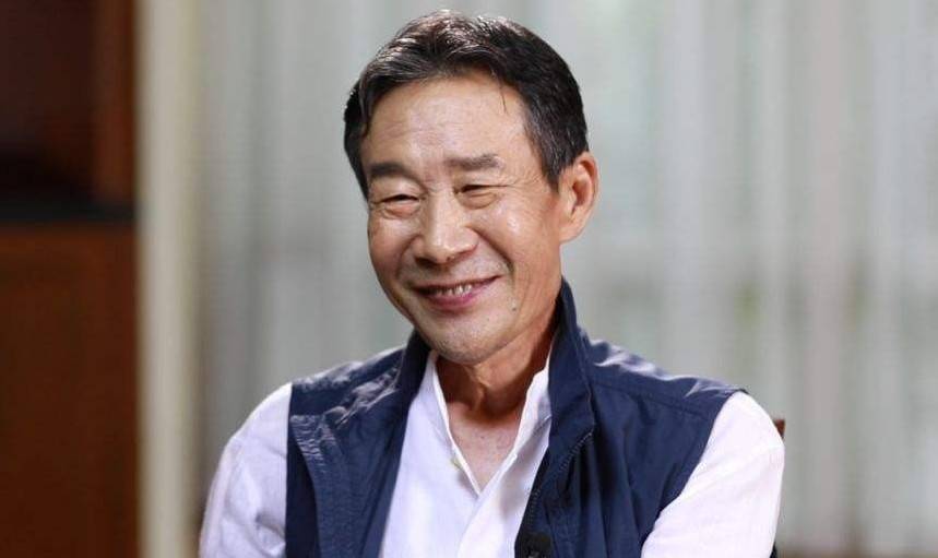 66岁李雪健妻子曝光,是我们熟悉的她,儿子长得太像他