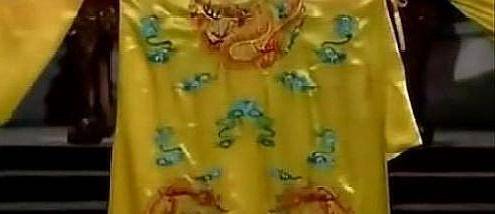 原创古墓里发现干尸,穿着清朝的龙袍,梳着明朝的发型