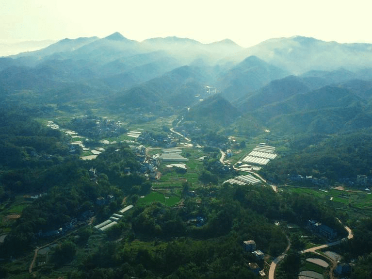 江西会昌:云雾漫乡村 风景美如画