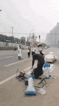 搞笑gif:妹子,你这力气可真大,李小龙都被你吓到了