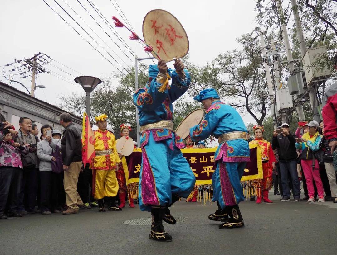 北京石景山太平鼓 石景山太平鼓至今已有两百多年的历史,每年正月和