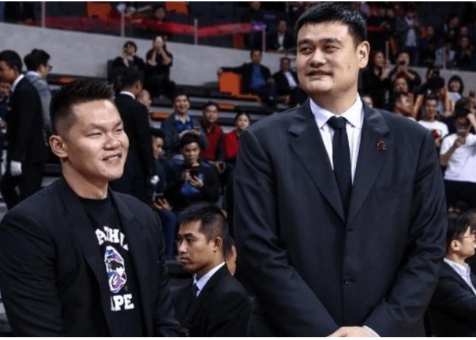 离婚后朱芳雨迅速拥抱了美丽的家,现任妻子唐子乔的压力很少出面