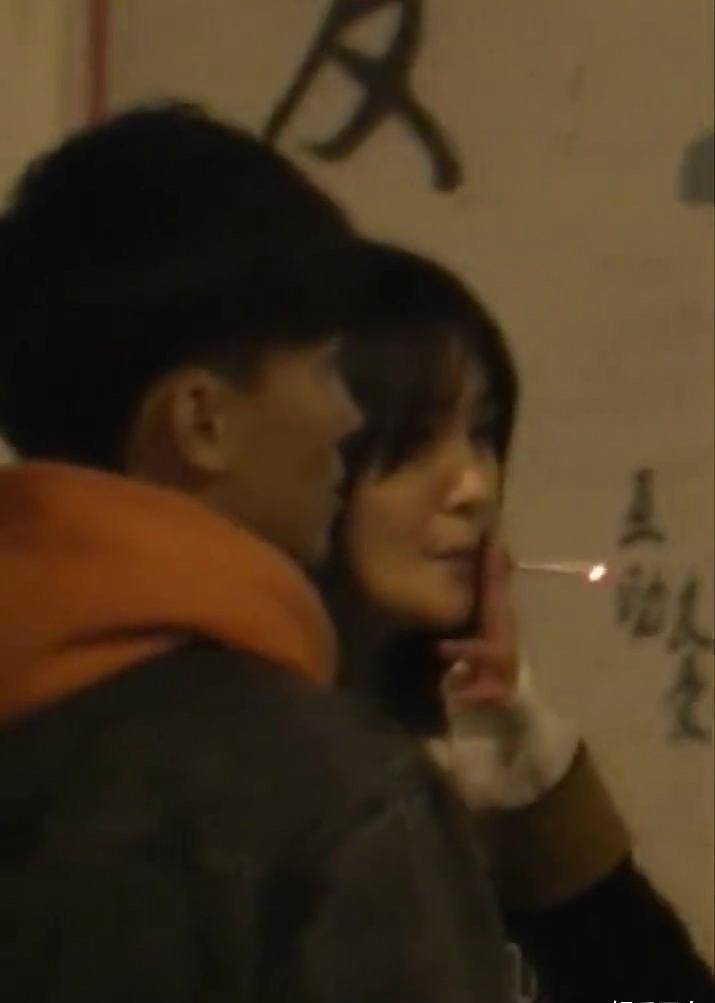 郑爽张恒最后同框画面曝光,边抽烟边训话前男友霸气外