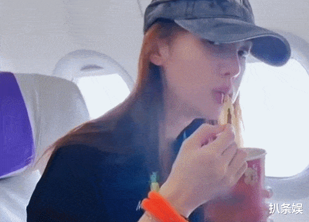 金晨变干饭人飞机上大口吃泡面,被烫得直呼嘴不忘眨眼