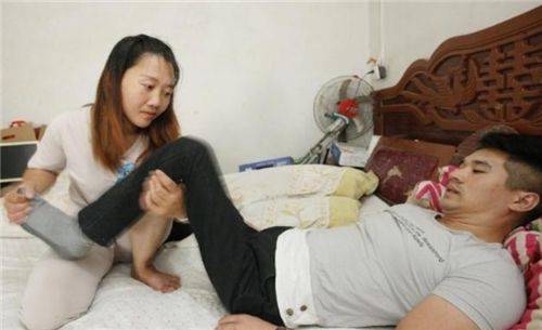 原创14年前,19岁女孩不顾家人反对,坚决嫁瘫痪男友,现过得怎样了?
