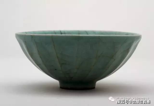 257 尺寸:高 38.3cm ①南宋 龙泉窑 青釉莲瓣盘 馆藏编号:pdf.