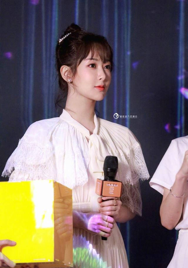 杨紫营业就美貌霸屏!一袭百褶长裙甜美仙气暴击,扎丸子头超减龄?