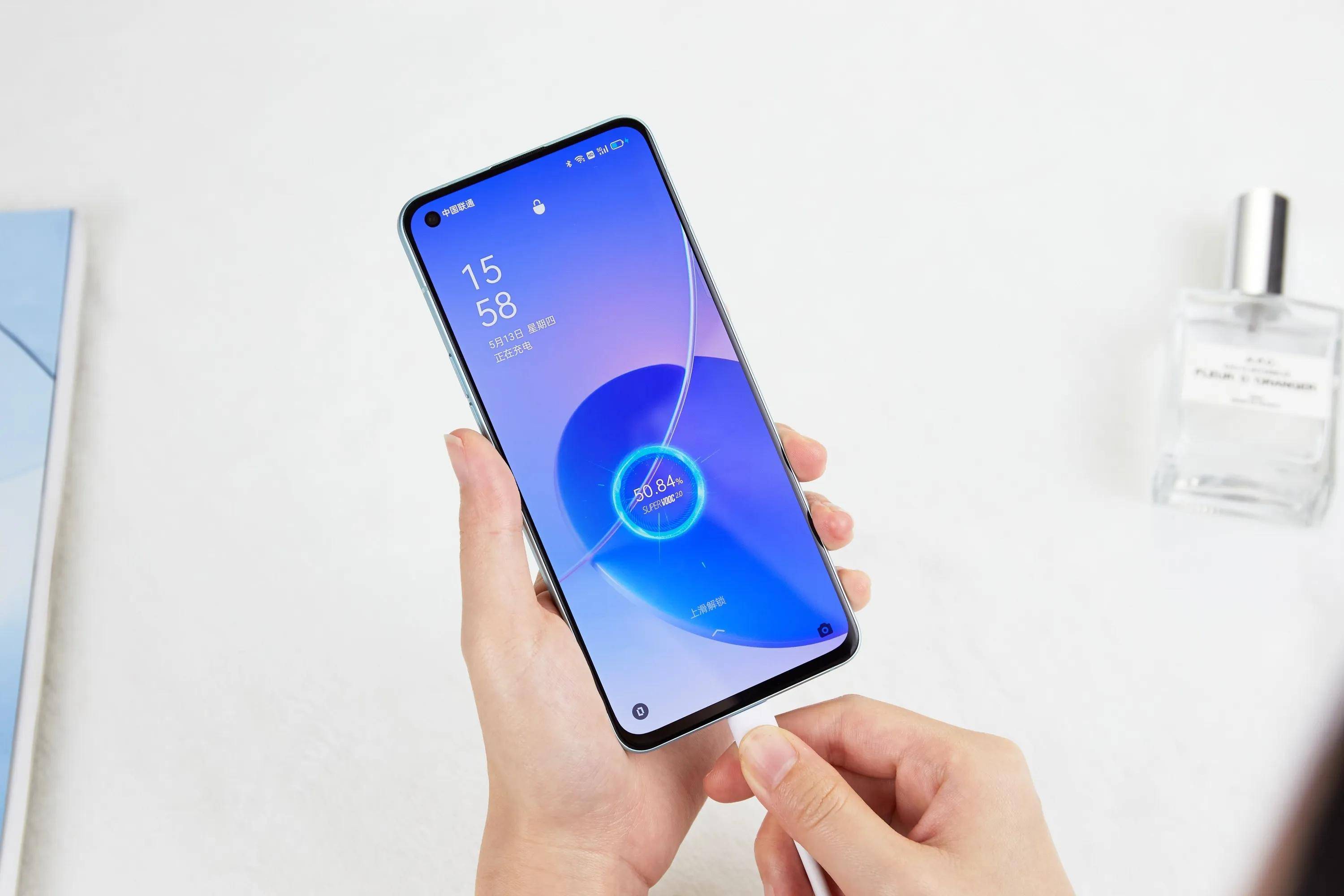 oppo reno6上手,手感出奇的好,系统流畅度给力