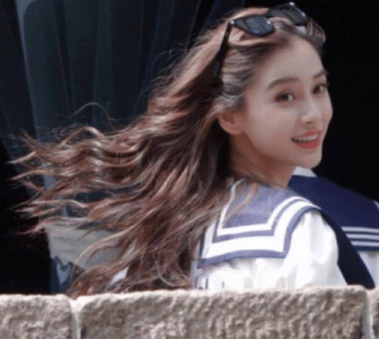 原创《奔跑吧》路透,杨颖水手服大波浪,当回眸那一刻港风少女没跑了