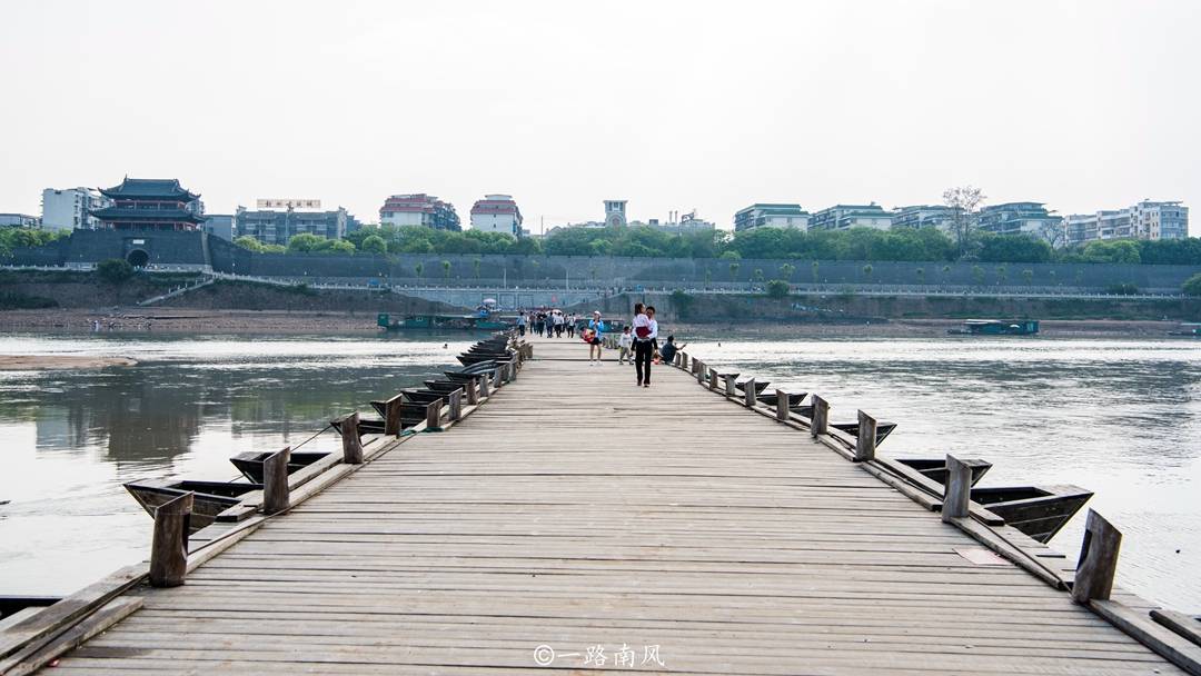 江西赣州有座宋代古浮桥,只能行人不能通车,看起来普通却不拆除