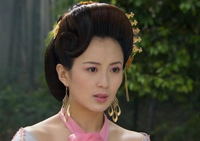 徐盈盈由杨童舒扮演,在剧中黑化后不仅没有化特殊妆容,反而因为当了