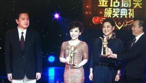 主持人劳春燕生活照曝光,与台上形象大不同,眼睛更显大