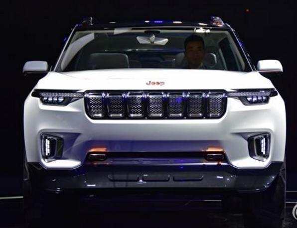 它就是jeep,作为硬派越野的"鼻祖",jeep在国内市场上有好几款车型都