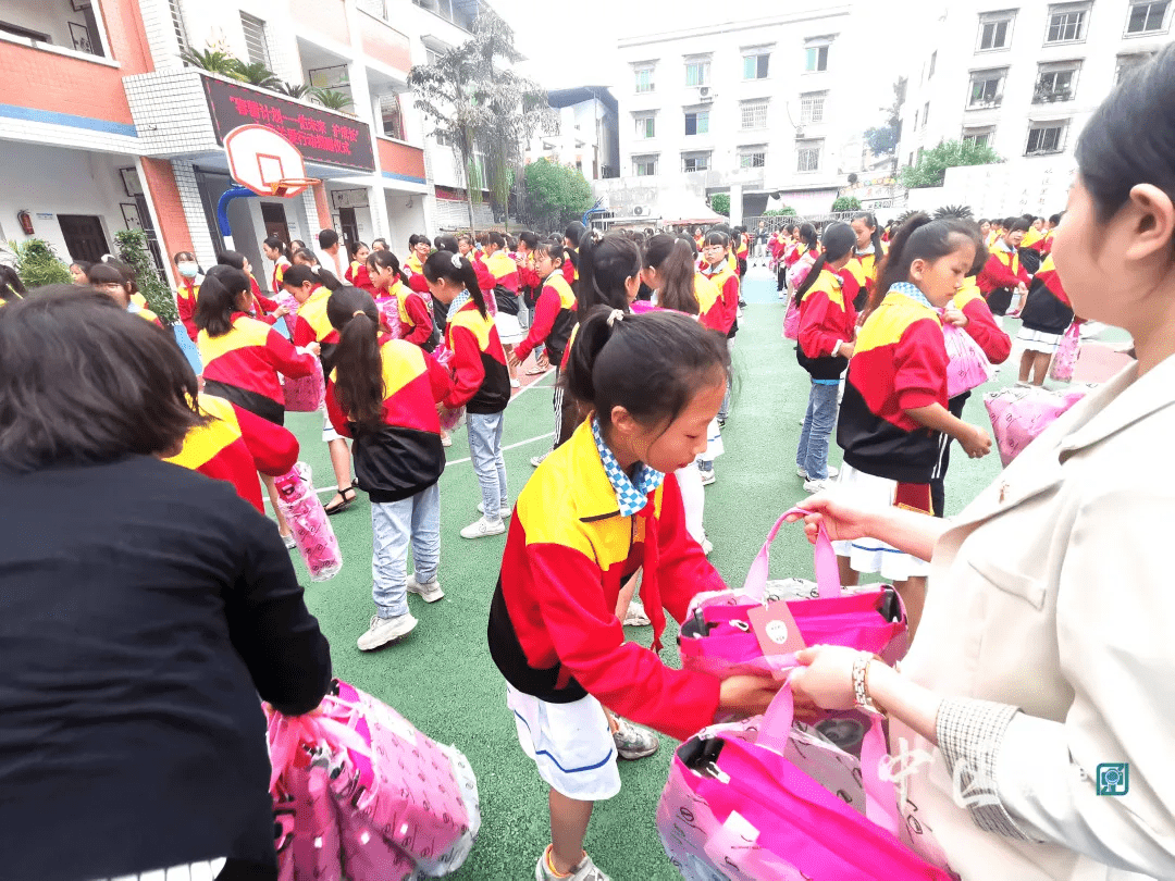 内江市市中区开展"春蕾计划—佑未来,护成长"女童关爱行动