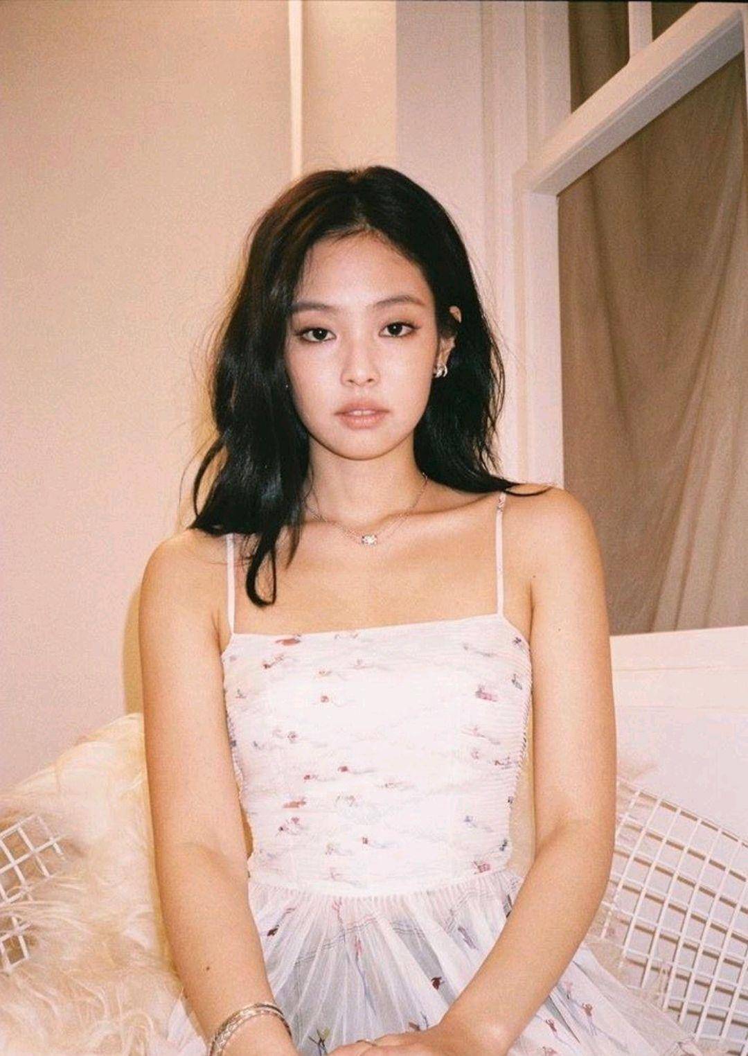 原创jennie减肥后副乳明显,穿吊带秀直角肩,美女拍照只要一面白墙