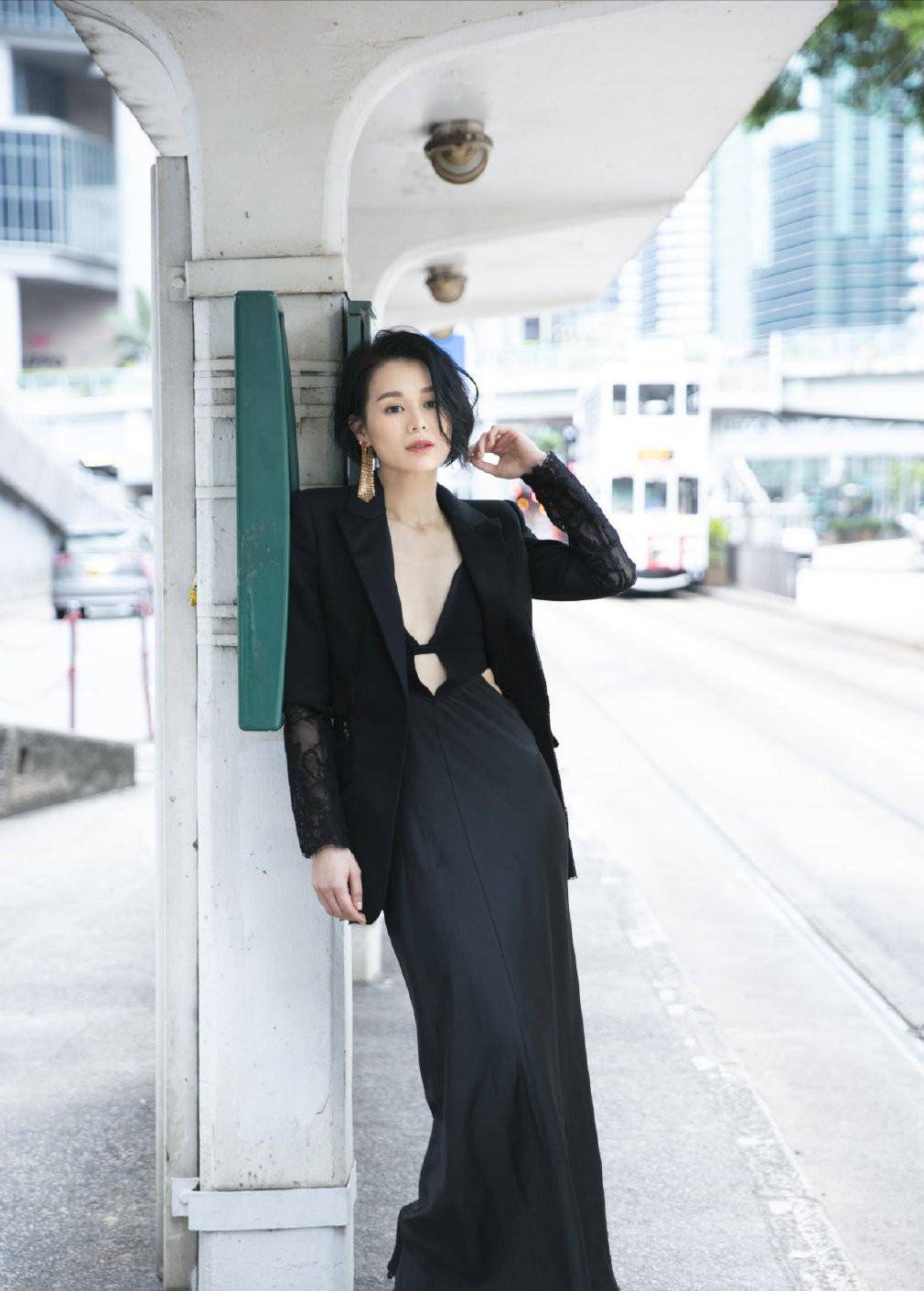 胡杏儿有身材撑腰,裙子深v还开叉,一身高级黑长裙衬出