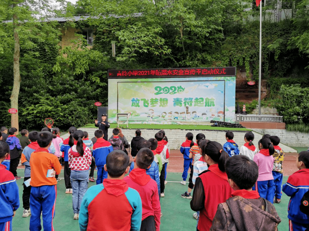 小学,初中一年级学生在报名前如期领到居民身份证,从5月11日起,铜梁区