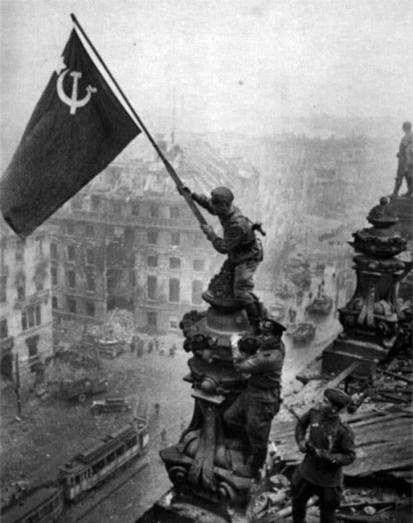 扶旗士兵涉嫌抢劫摄影师被开除1945年4月30日红旗插上国会大厦