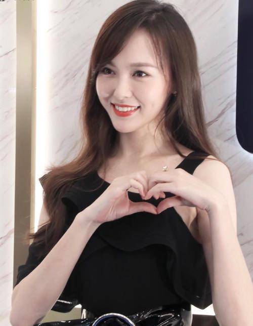 唐嫣六一首晒女儿背影,穿连衣裙戴渔夫帽,小手白嫩超软萌