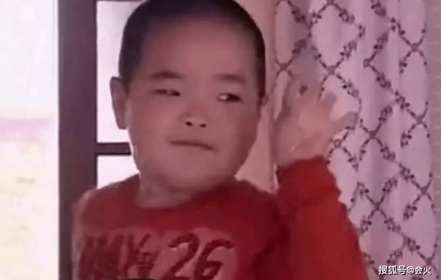 原创"谢腾飞"模样大变!站在一堆女生中间热舞,动作灵活毫不怯场
