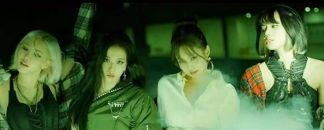在粉墨的新歌mv中,jisoo都穿了什么衣服?还是dior最宠