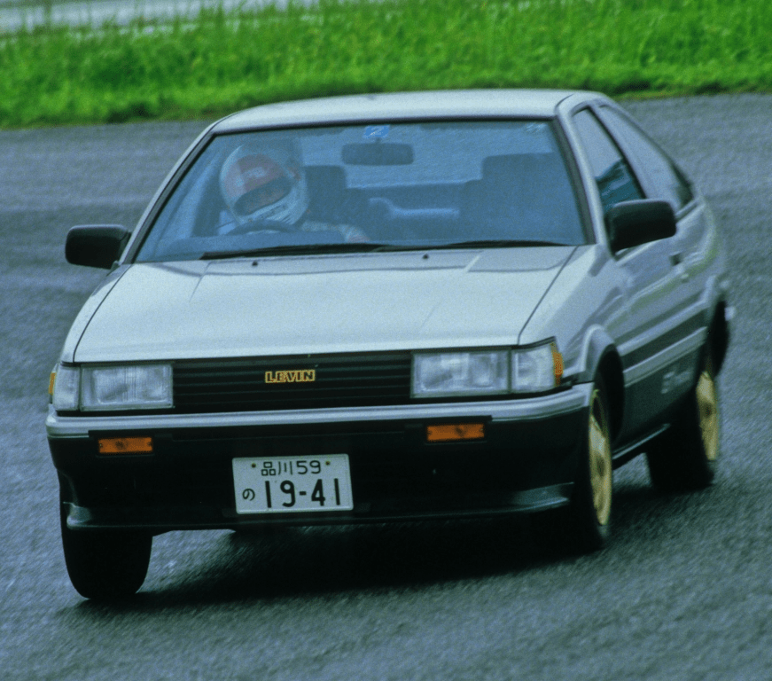 乾信司所驾驶的ae86是双门三厢版的sprinter trueno,这款车是丰田当年