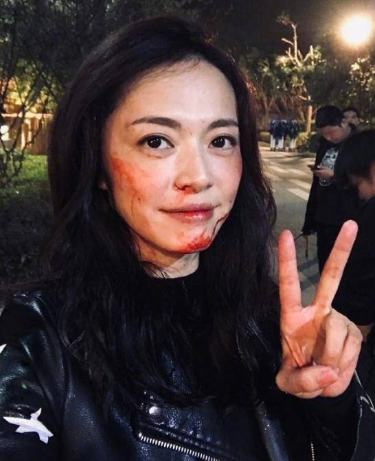 原创姚晨晒素颜自拍,角度怪异五官比例失调,刘海减龄嫩成少女