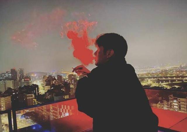 原创李荣浩发深夜在阳台抽烟照片,网友劝戒烟,杨丞琳却点赞