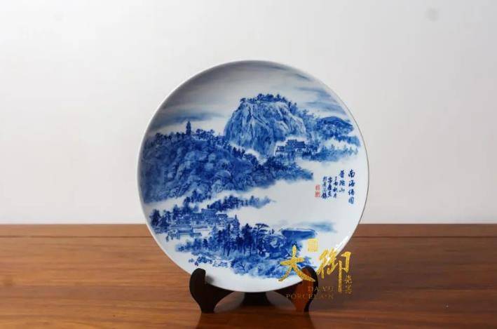 他认为瓷器艺术应该融情于瓷,讲究情瓷共鸣,将自身情感融于陶瓷绘制当