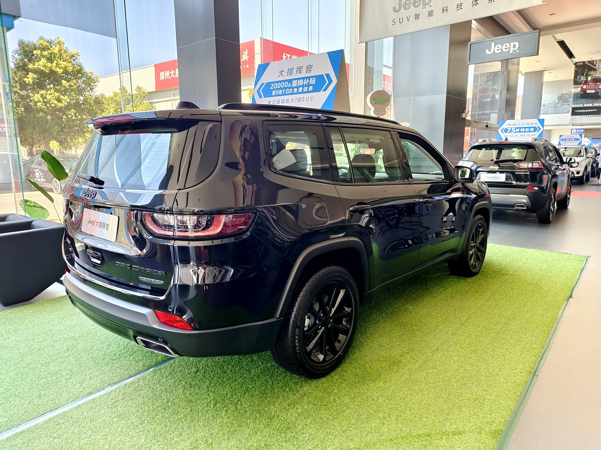 2.0t 9at 实拍jeep大指挥官夜鹰版 黑化够彻底
