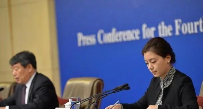 翻译女神张京丈夫罕见亮相,长相惊艳身份不一般,难怪不愿公开