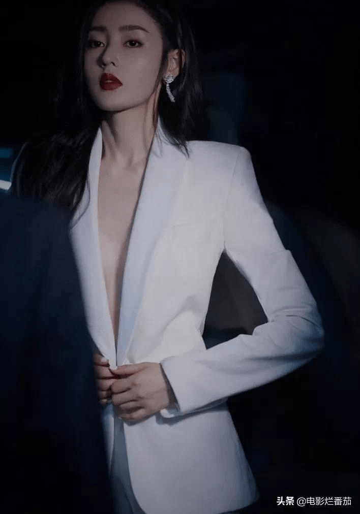 张天爱穿深v西服帅气透着性感,撩人于无形,她是现实版