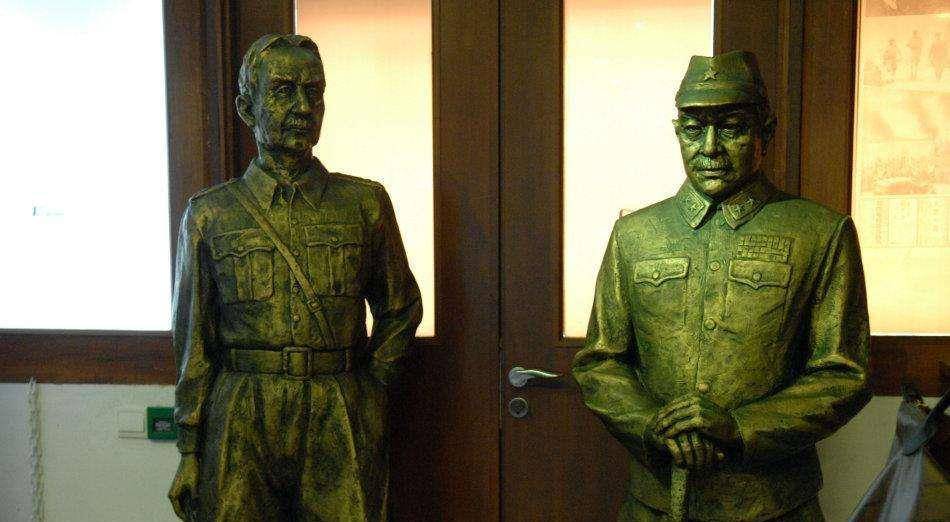针对马来,山下奉文采取了海陆并进策略:日军兵分两路,一路由近卫师团