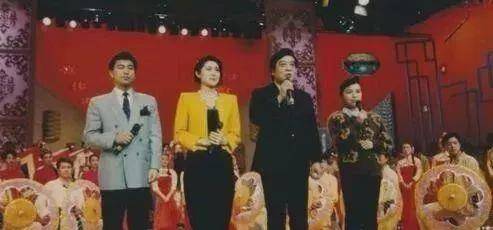 (1999年春晚主持人:赵忠祥,倪萍,朱军,周涛) 因为春晚,赵忠祥成为