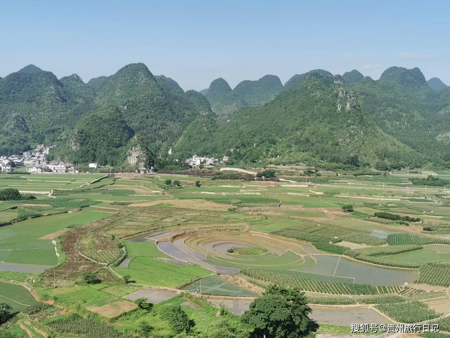 万峰林八卦田万峰林坐车回来,走到将军桥摆渡车司机会提示大家,是否