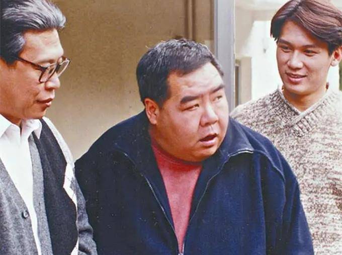 68岁郑则仕与友人聚会,暴瘦27斤后恢复好,小14岁妻子罕见露面