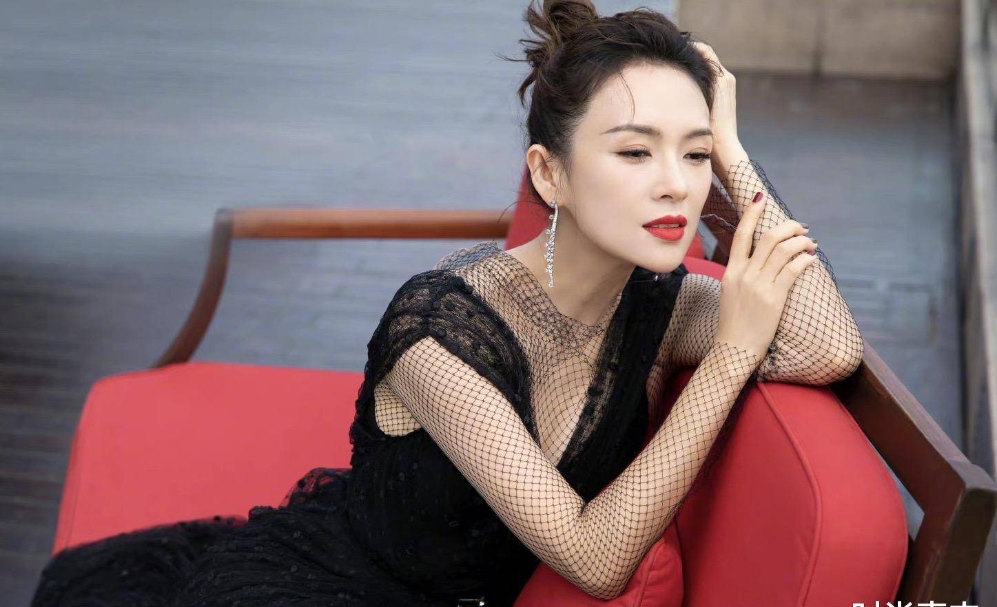 章子怡:上海东方明珠写真造型,一身黑色深v连衣裙,隐约朦胧美