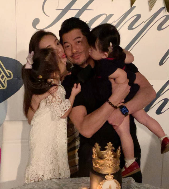 原创郭富城爱妻方媛晒健身美照心情好对镜自拍大秀小蛮腰