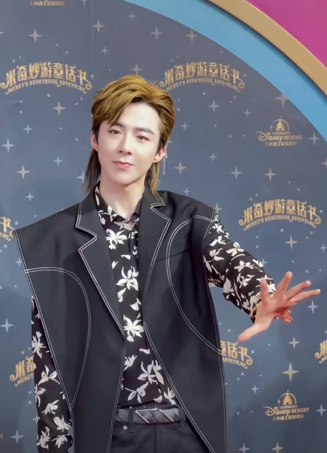 刘宇宁生图被赞像迪士尼王子,腿长优越让人移不开眼