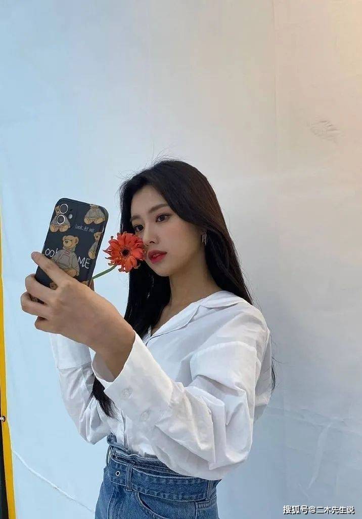 南韩最美女友脸姜惠元靠完美自拍照片成为万千粉丝追捧的女团成员人们