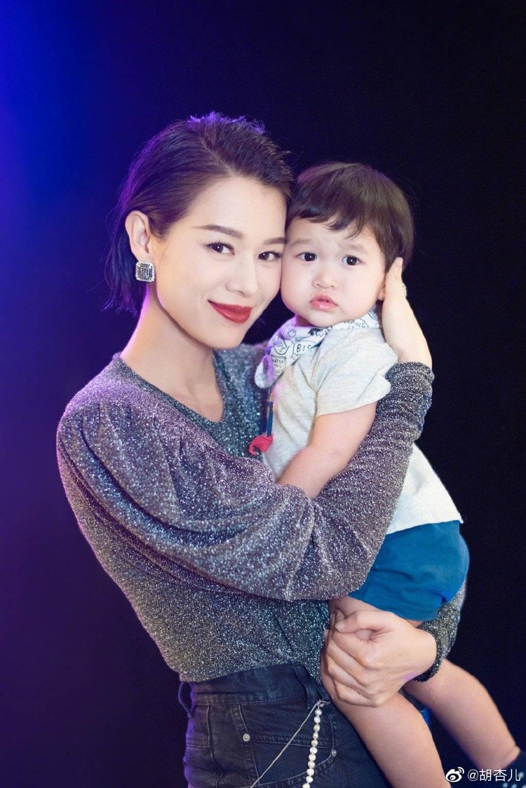 老公为胡杏儿过农历生日,与儿子唱生日歌,父子俩贴脸如复制粘贴?
