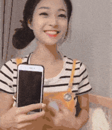 原创搞笑gif趣图:姑娘,你这么不靠谱不觉得尴尬吗?现场这么多人看着呢