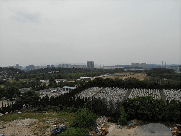 一个万安陵园,一个江宁殡仪馆,一个鲤鱼山公墓,是青龙山新城开发以来