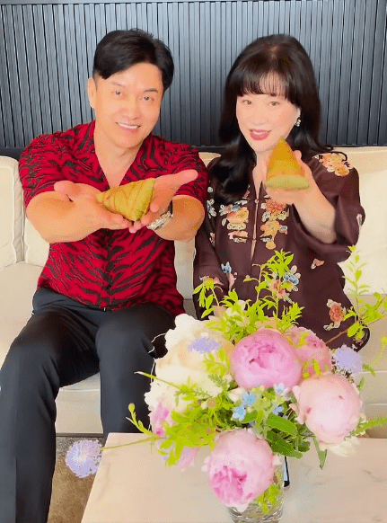 65岁吕良伟携富豪老婆过端午,比妻子大13岁,和胖儿子像同龄人?