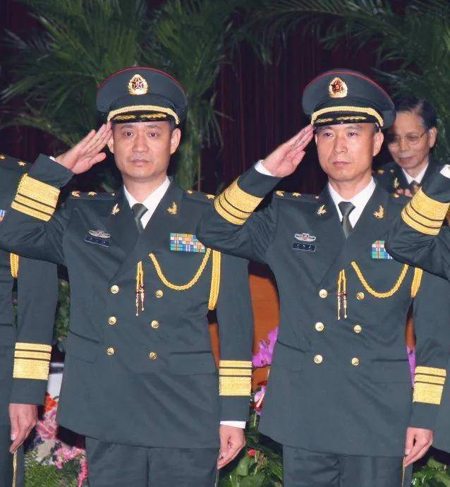 换上少将军装的聂海胜和费俊龙致以军礼.